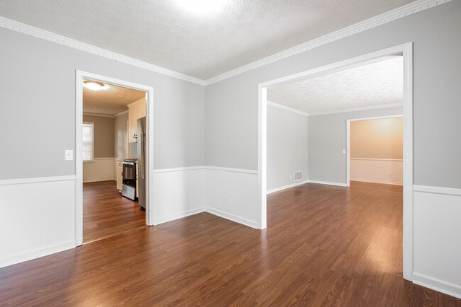 Photo - 140 Oak Park Dr