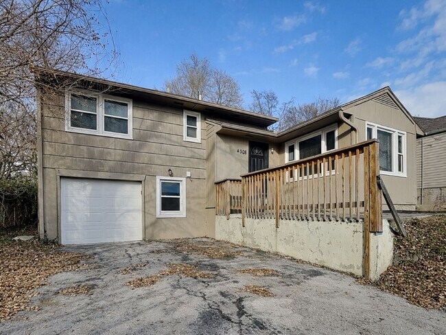 Building Photo - Updated 3 Bed Home with Granite Kitchen, Fenced Yard & Garage