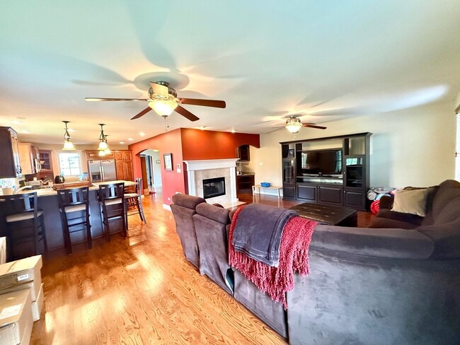 Photo - 902 Stratford Ln