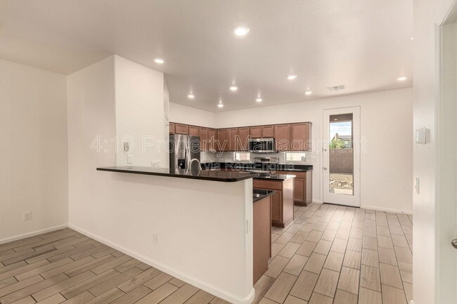 Building Photo - 5216 S 16th Pl