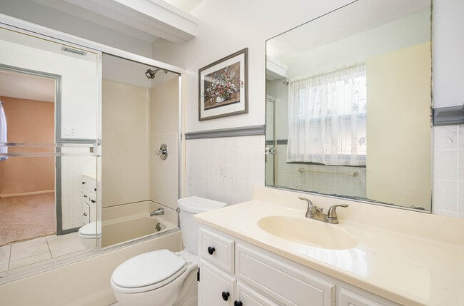 Updated bathroom - 2908 Ivy St House