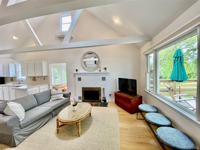 Photo - 1875 Bayview Ave