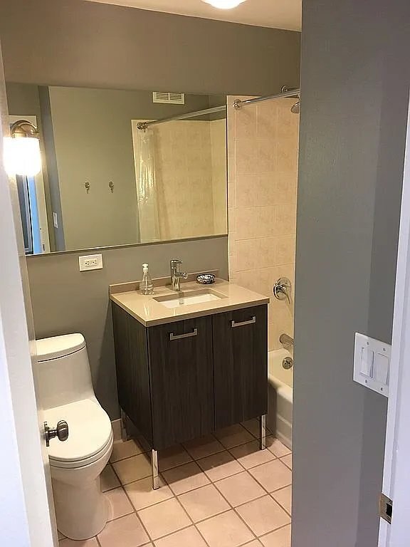 Building Photo - 1460 N Sandburg Terrace Unit APT 801A
