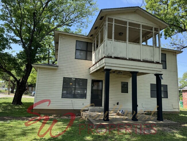 Photo - Outstanding 3 bedroom with extra bonus room and screened in porch!