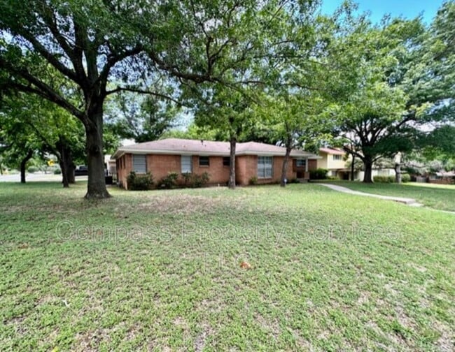 Photo - 1400 Royal Oaks Dr