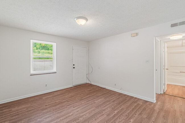 Building Photo - 476 E Red Bud Rd