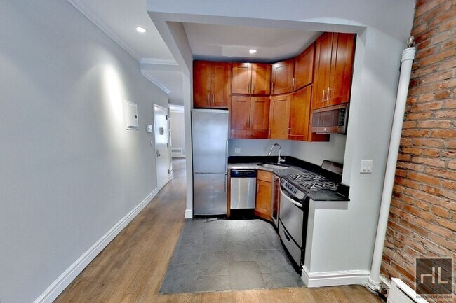 Building Photo - 1ST AVE. Unit 6