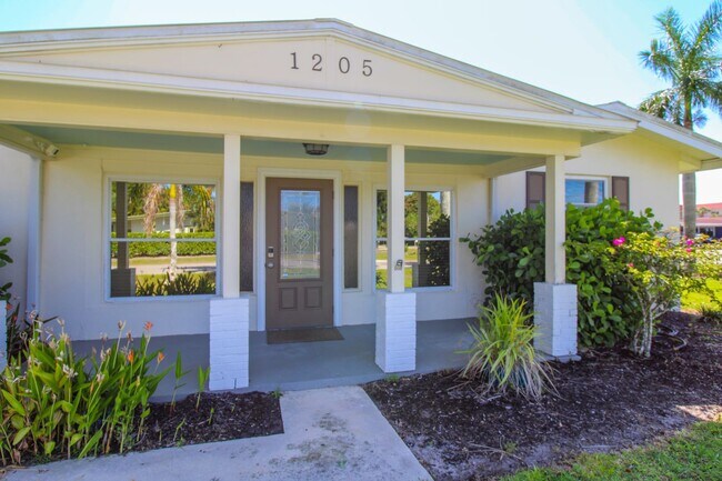 Photo - ** 3/2 NICELY FURNISHED HOME READY *** DOG...