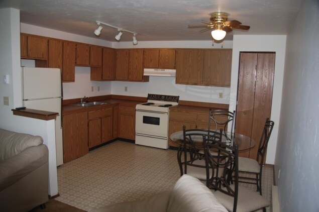 Kitchen - Moraine Court