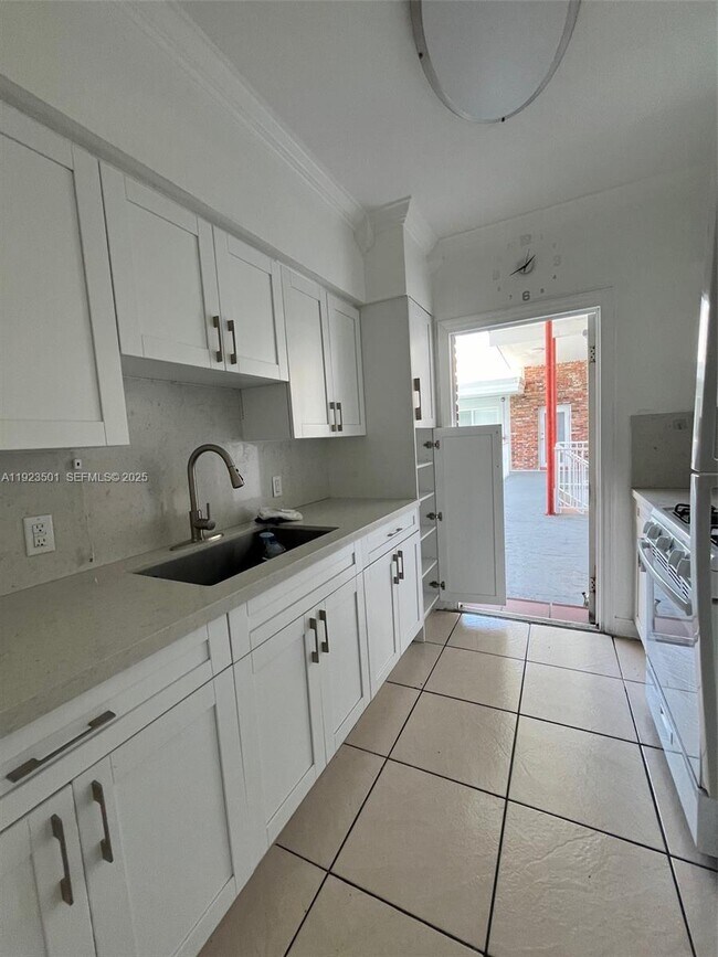 Photo - 315 69th St Unidad 212