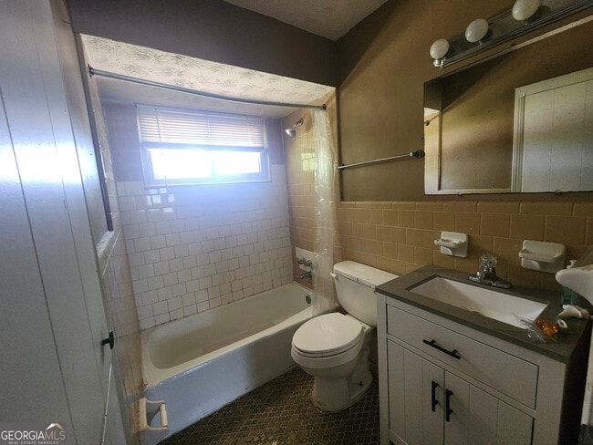 Photo - 3245 Doyle Ave