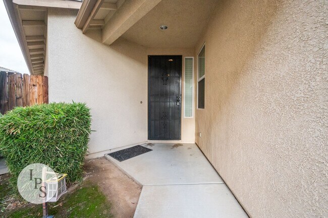 Photo - North East Fresno ‘Like New’ Home, 3BR/2BA, Built 2008 - Lots of Amenities!