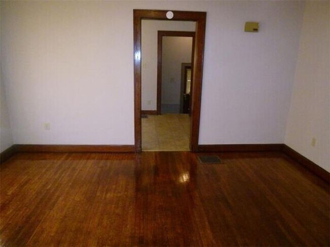 Photo - 2 Bedroom Home Near Union Hospital - Pets Welcome!