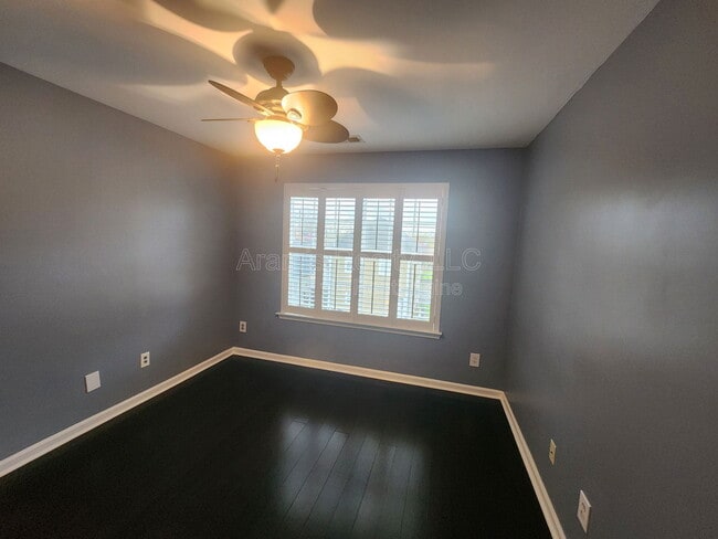 Photo - 587 Delbridge St NW