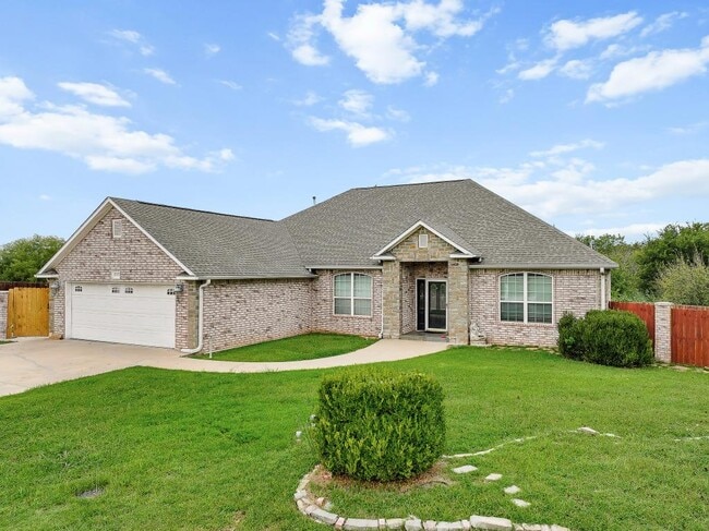Building Photo - 1717 Red Oak Dr