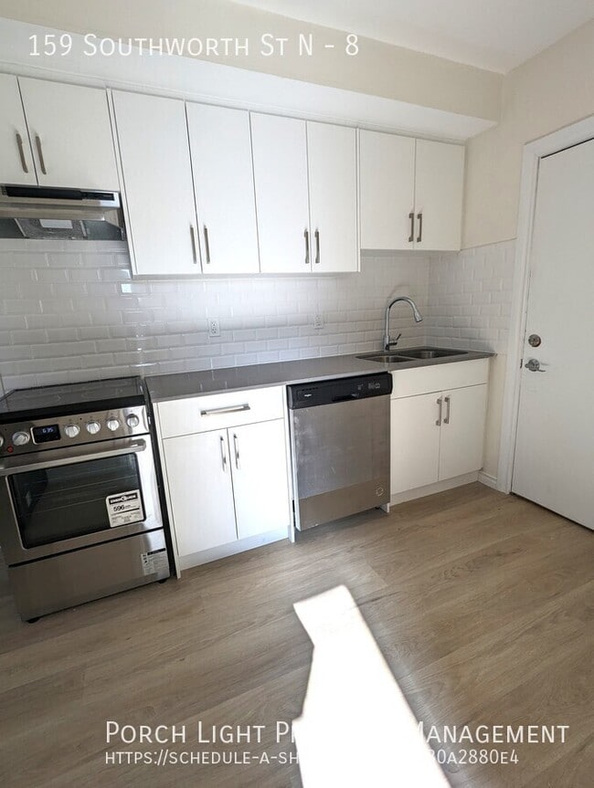 Building Photo - Renovated Bachelor Unit 8