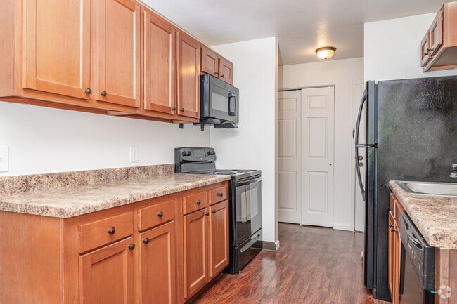 2BR 1BA 825SF - Kitchen