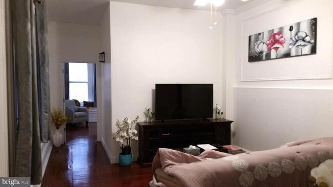 Building Photo - 2034 Delancey Pl Unit 2R