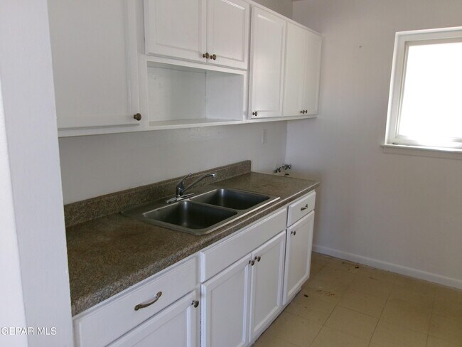 Photo - 10910 Dyer St