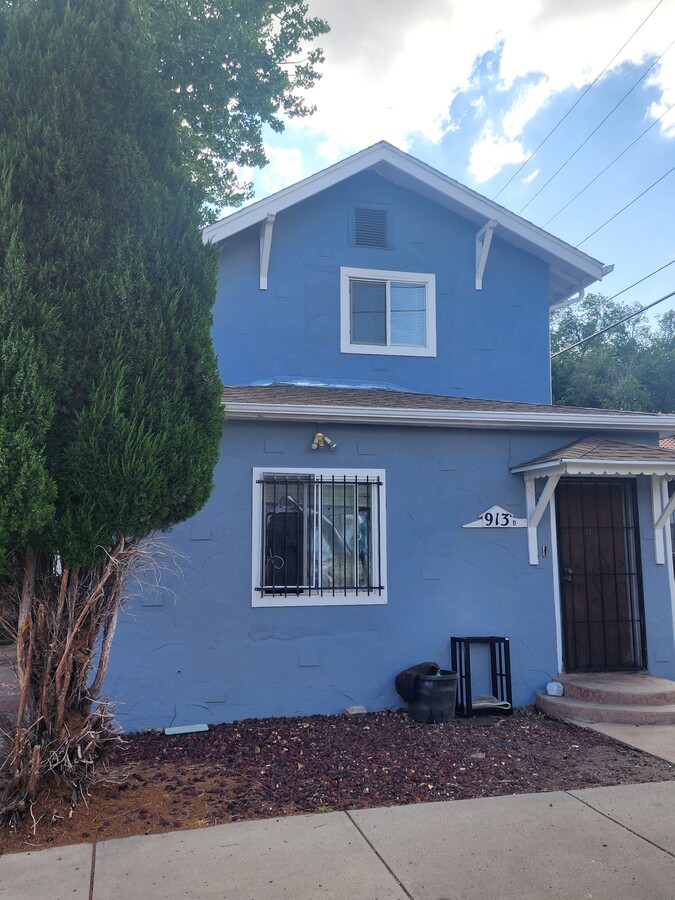 Apartment A lower level - 913 N Greenwood St Townhome