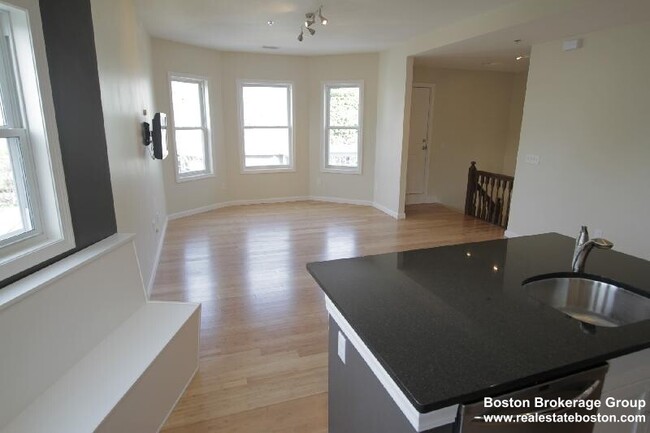 Building Photo - 110 Chester St Unit 1 Rental