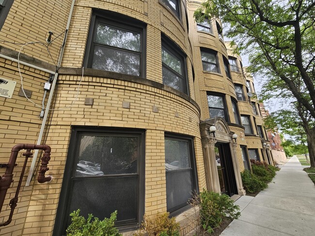 Photo - 2454 W Catalpa Ave Unit 2