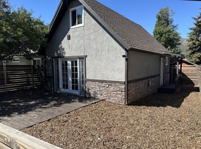 Building Photo - Centrally Located in Big Bear City