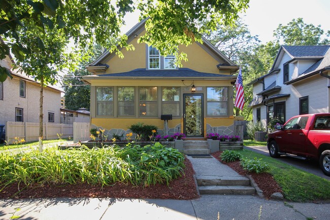 Photo - 1910 Quincy St NE House