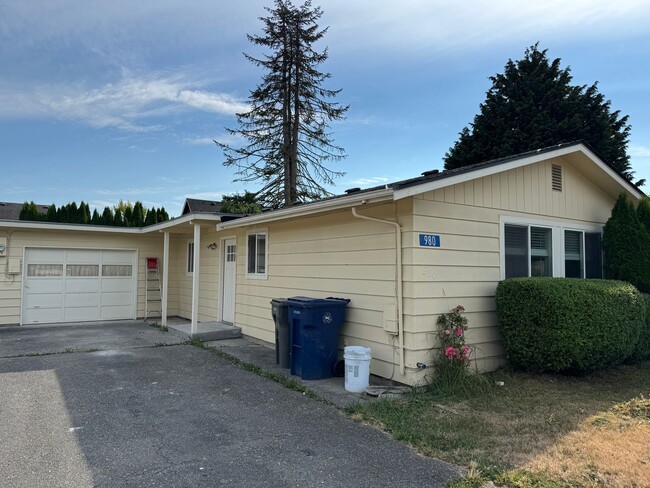 Building Photo - Newly Remodeled 2 Bedroom 1 Bathroom - Duplex Rental