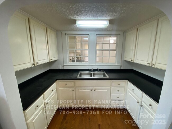 Photo - 605 E 10th St