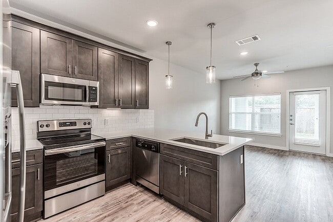 Photo - Limited-Time Offer: 2 Weeks Free on Modern... Unidad EAGW
