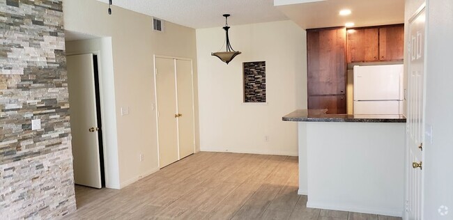 Building Photo - 1200 Rodeo Dr Unit 830 Rental
