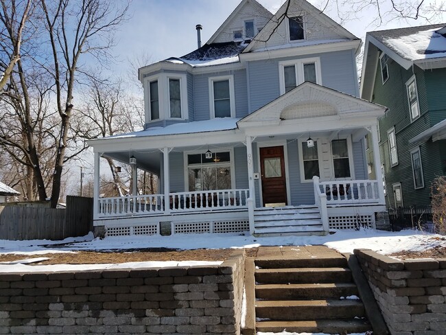 Building Photo - 900 Laurel Ave Rental