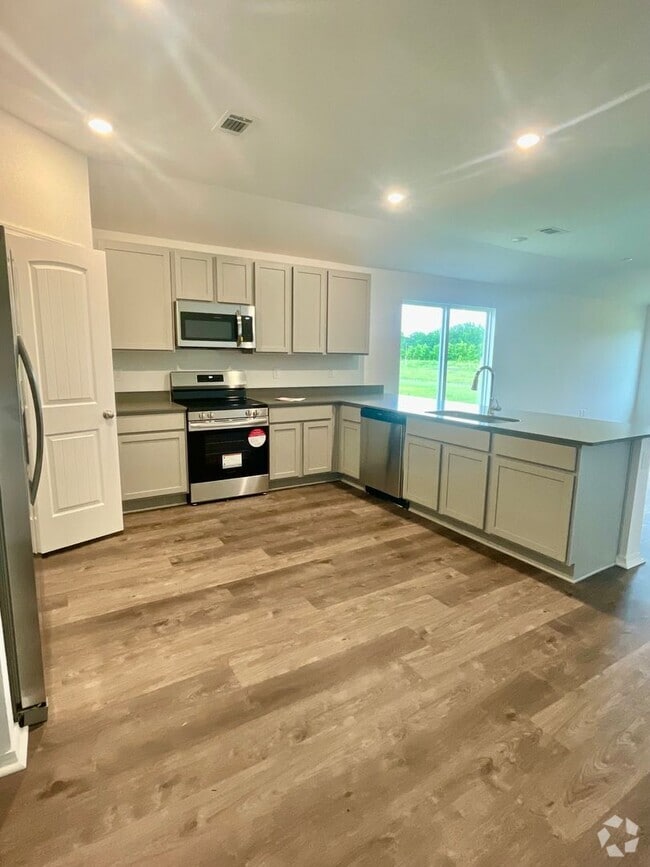 Building Photo - Home For Rent!