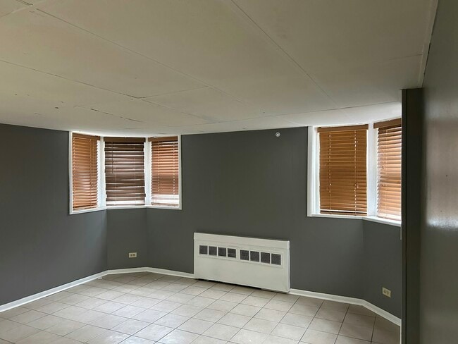 Building Photo - 1828 Gunderson Ave Unit Garden Floor