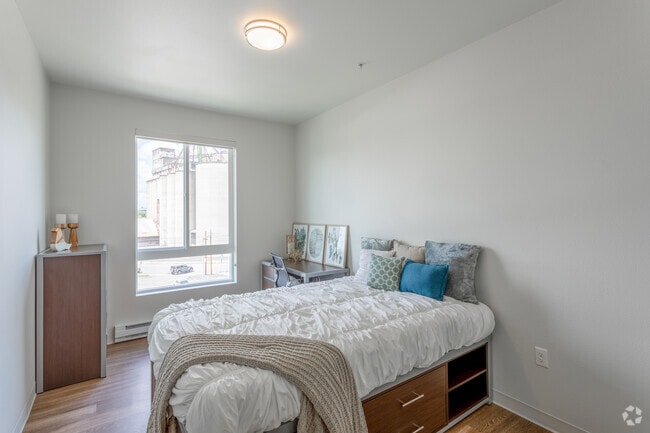 3BR, 2BA - 1,211 SF