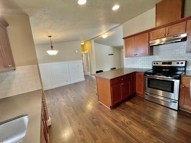 Building Photo - Spacious 3 Bedroom/2 Bath Home with genero...