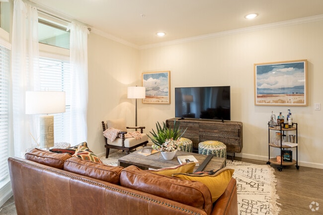 1 BR, 1 BA 785 SF