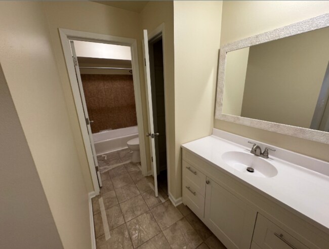 Photo - 646 S Hawley Rd Unidad 104