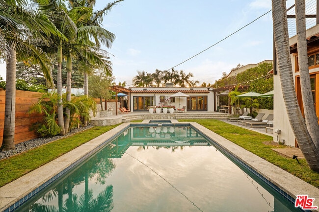 Building Photo - 826 N Kilkea Dr