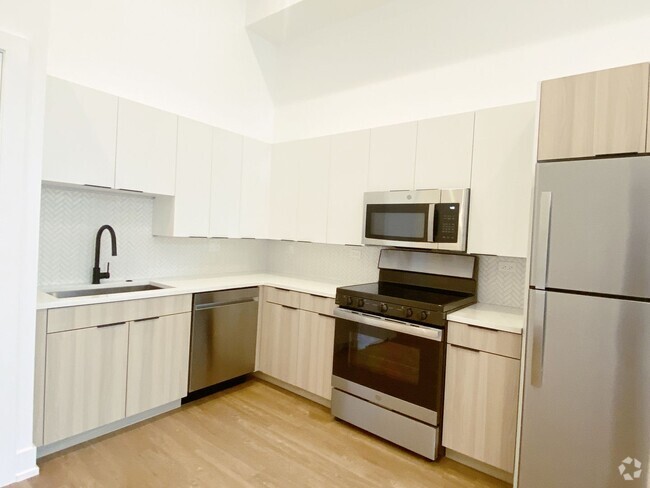 Building Photo - East Lakeview - Huge Studio Apartment - Ne... Unit 1R