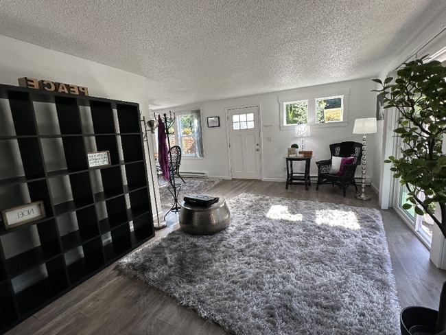 Photo - 844 Phoenix St NE