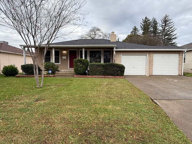 Building Photo - Spacious 2 bed 1 bath available now!