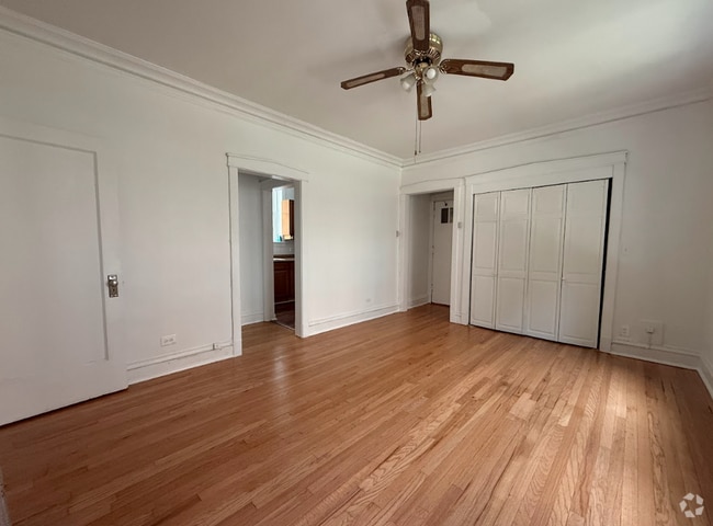 Building Photo - ?? Cozy 1BR Retreat in Hyde Park – Heat & ... Unit 1E Rental