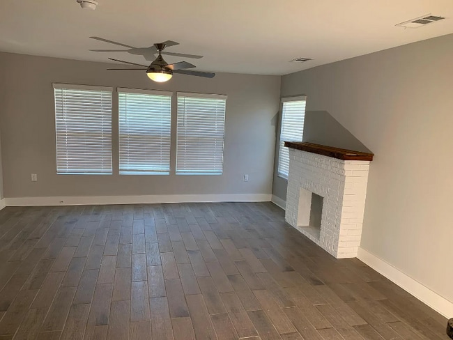 Photo - 2535 Sharon St