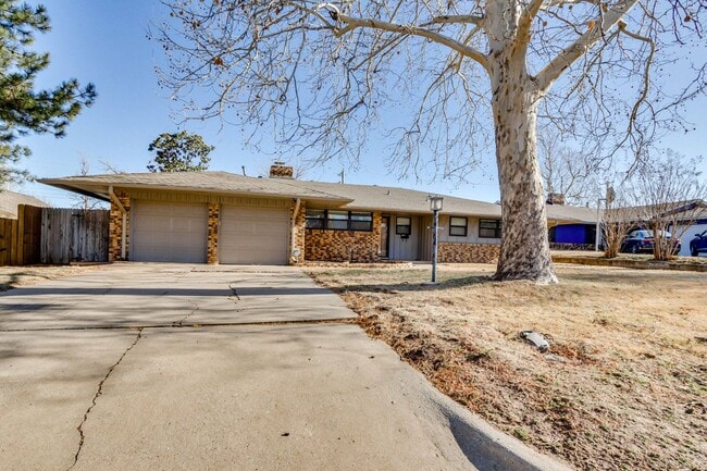 Building Photo - Three bed house in Coronado Heights