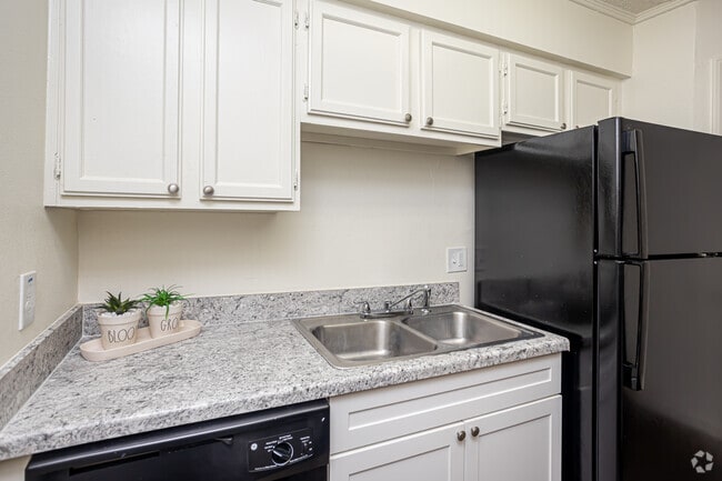 2BR, 2BA - 1,020SF - Devonshire Apartments