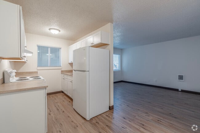1BR, 1BA - 565SF Kitchen - Salem Parkway Apartments