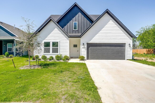 Beautiful, new construction home located o... - Beautiful, new construction home located o...