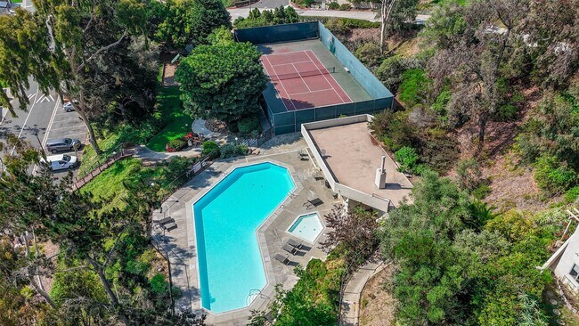 Building Photo - Updated 4BR Townhome in La Jolla Shores He...